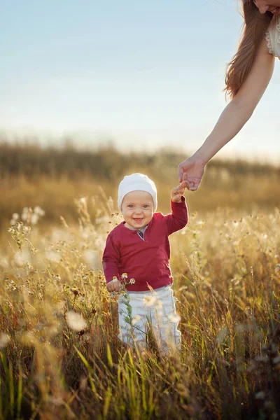 Joyeux Petit Garçon Debout Souriant Sur Nature Par Une Journée — Photo