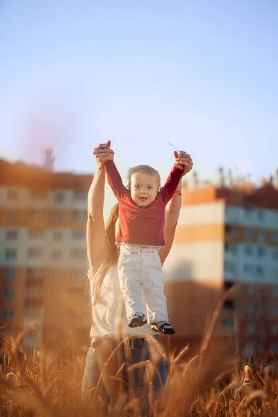 Jeune Mère Avec Son Mignon Enfant Profitant Journée Ensoleillée Sur — Photo