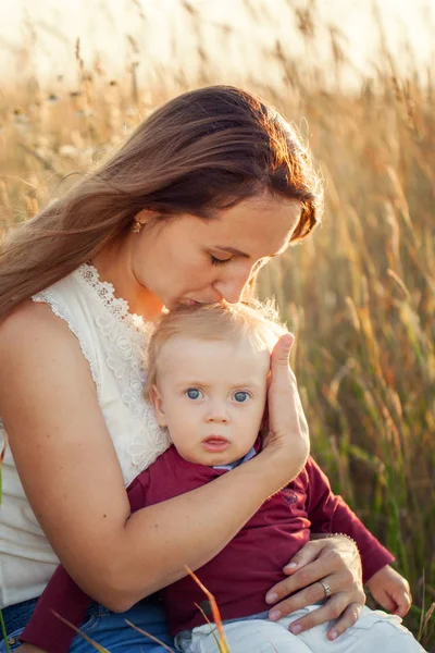 Madre Abraza Besa Hijo Pequeño Día Soleado Verano Concepto Felicidad —  Fotos de Stock