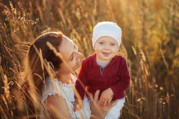 夏の日の腕の中で子供を持つ肖像画の母 幸せな子供時代のコンセプト — ストック写真