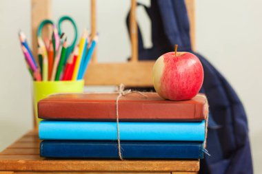 Okul kitapları ve kırmızı elma yığını ile için arka plan