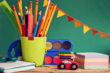 Geri okul kavramı. Okul malzemeleri Grup: boya, kalem, kağıt, ahşap masa üstünde not etmek.