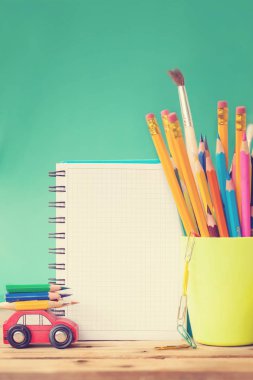 Geri okul kavramı. Okul malzemeleri Grup: boya, kalem, kağıt, ahşap masa üstünde not etmek. Tonlama resim