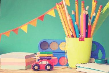 Geri okul kavramı. Okul malzemeleri Grup: boya, kalem, kağıt, ahşap masa üstünde not etmek. Tonlama resim