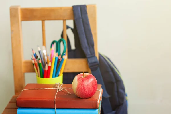 Antecedentes Vuelta Escuela Con Montón Libros Manzana Roja —  Fotos de Stock