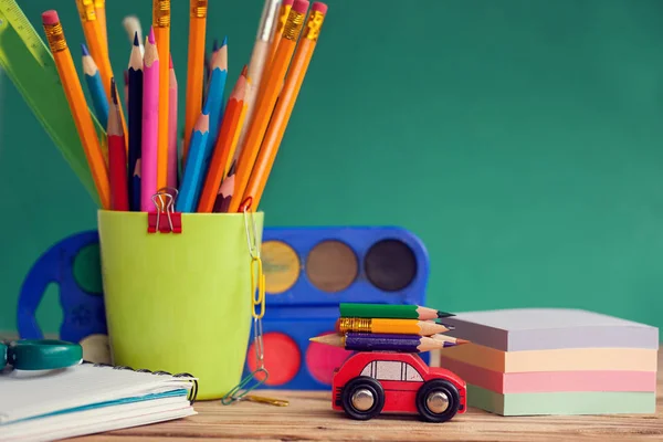 Geri okul kavramı. Okul malzemeleri Grup: boya, kalem, kağıt, ahşap masa üstünde not etmek.