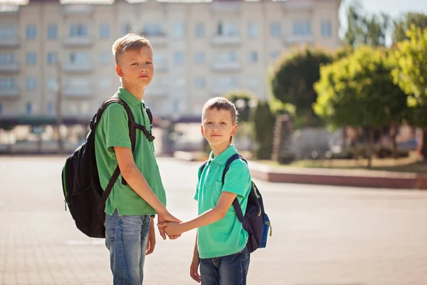 Twee School Kid Jongens Met Rugzak Zonnige Dag Gelukkige Kinderen — Stockfoto