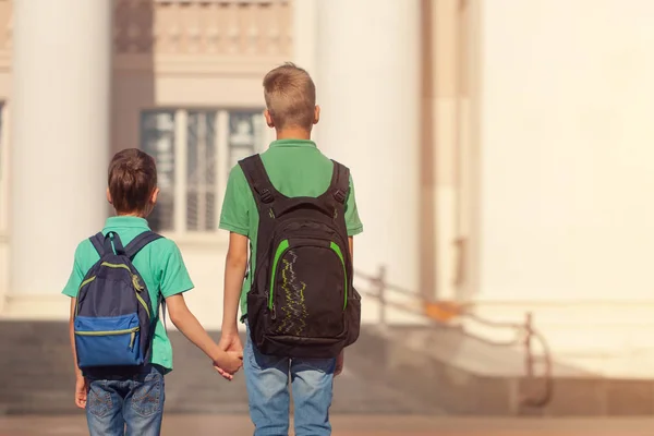 Twee Broers Van School Met Rugzak Zonnige Dag Gelukkige Kinderen — Stockfoto