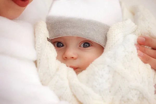 Closeup Portrait Child Mother Holds Hands Her Little Baby Winter — Stock Photo, Image