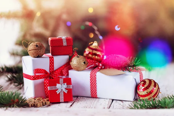 节日圣诞贺卡 装饰的小组红色和白色礼物和金黄叮当声响铃在背景上 — 图库照片