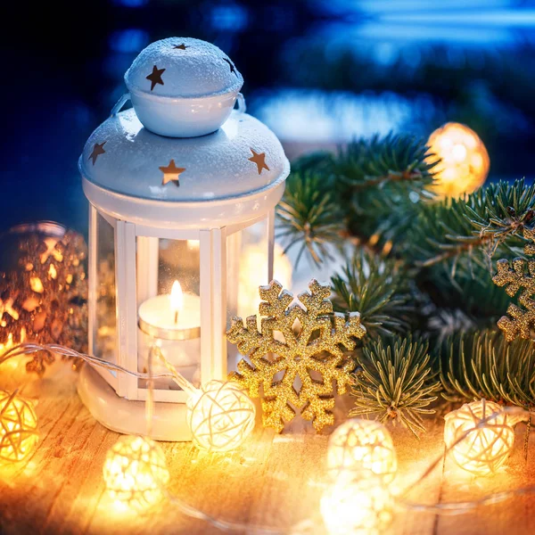 Karácsonyi Dekoráció Fehér Gyertya Lantern Fenyő Ágai Fény Koszorú — Stock Fotó
