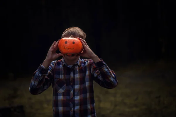 Vicces Fiú Halloween Tök Gyermek Gazdaság Tök Halloween Ünnep Szabadtéri — Stock Fotó