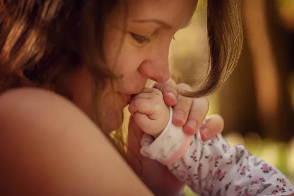 Matka Całuje Rękę Jej Dziecko Koncepcja Macierzyństwo Miłość — Zdjęcie stockowe