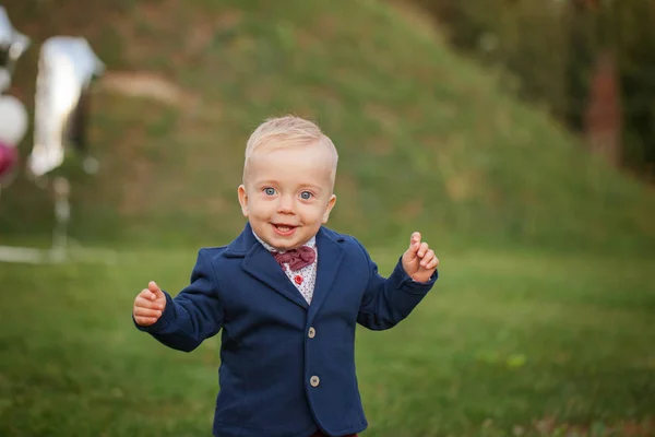Hübsches Lächeln Portrait Baby Jahr Alter Süßer Junge Auf Dem — Stockfoto