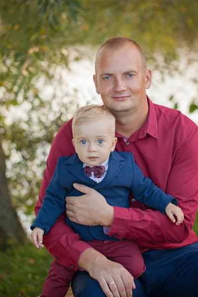 Vader Met Zijn Zoon Knuffelen Het Park Zomerdag — Stockfoto