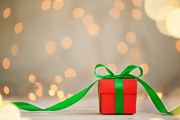 Одна Червона Різдвяна Подарункова Коробка Зеленою Стрічкою Місцем Тексту — стокове фото