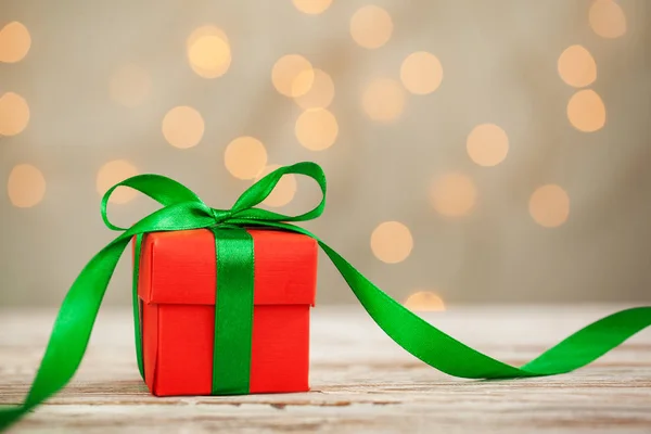 Одна Червона Різдвяна Подарункова Коробка Зеленою Стрічкою Місцем Тексту — стокове фото