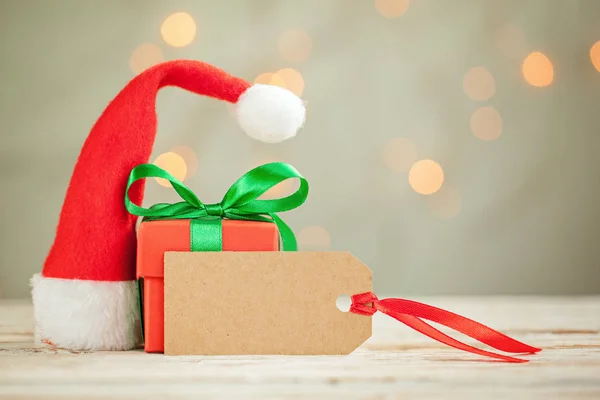 空の空白のボックス クリスマスとサンタ クロースの帽子からの組成 — ストック写真