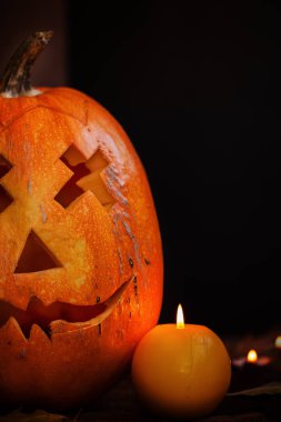 Closeup Cadılar Bayramı Balkabağı siyah arka plan üzerine