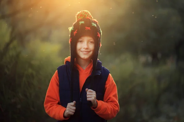 Lächelnder Kleiner Junge Mit Warmem Hut Einem Sonnigen Herbsttag — Stockfoto