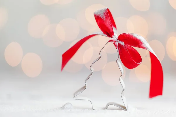 Julgran Cookie Cutter Med Röd Rosett Vit Bakgrund Med Kopia — Stockfoto