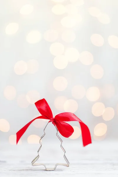クリスマス ツリー クッキー カッターとコピー スペースで白い背景に赤の弓 クリスマス コンセプト — ストック写真