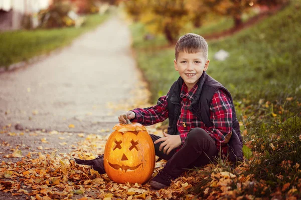 Boldog Aranyos Kis Kölyök Fiú Őszi Parkban Halloween Tök — Stock Fotó