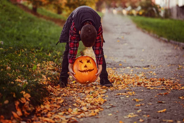 Boldog Aranyos Kis Kölyök Fiú Őszi Parkban Halloween Tök — Stock Fotó