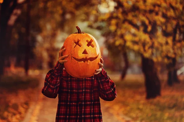 Rapaz Engraçado Com Abóbora Halloween Criança Que Segura Abóbora Vez — Fotografia de Stock