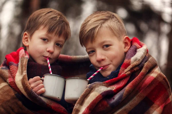 Dzieci Pić Gorącą Czekoladę Pod Ciepłym Kocem Zimowym Lesie — Zdjęcie stockowe