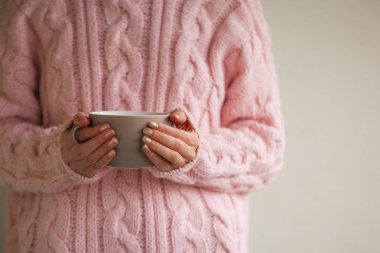 Sıcak çay veya kahve holding kadın eller