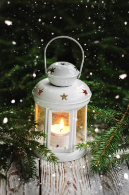 Köknar ağacı dalları arka plan üzerinde beyaz mum fenerle Noel dekorasyon