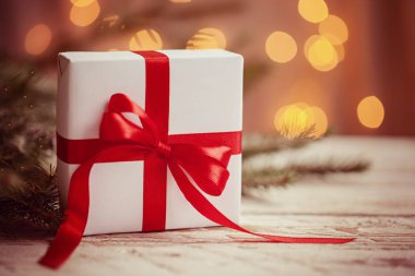 Noel beyaz kutu veya mevcut ışık arka plan üzerinde kırmızı kurdele ile. Tonlama resim.