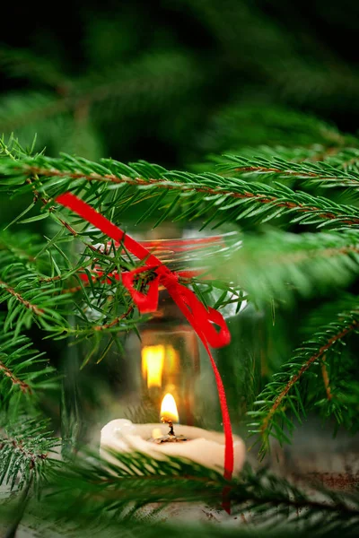 圣诞节装饰与蜡烛在罐子在冷杉树分支背景 — 图库照片