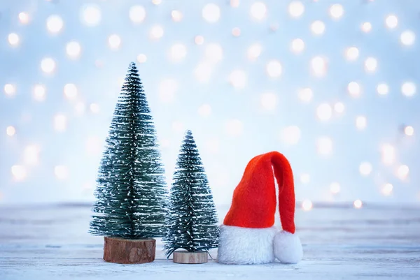 サンタ クロース Hatand クリスマス ツリーとクリスマスとお正月の背景 ホリデー グリーティング カード — ストック写真