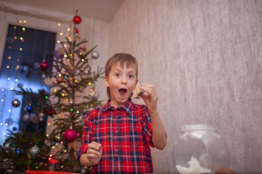 Komik küçük çocuk bisküvi hazırlanıyor, fırında kurabiye Noel mutfakta