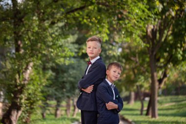 Arka arkaya doğa arka plan üzerinde duran mutlu iki erkek