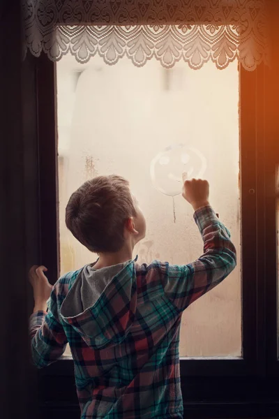 Vista Trasera Niño Pequeño Dibujando Una Sonrisa Vidrio Empañado Mirando — Foto de Stock