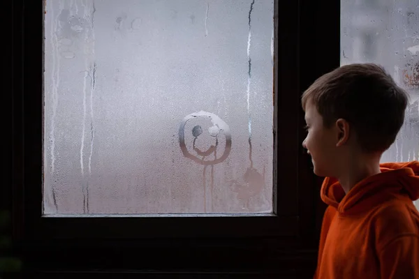 Arkadan görünüşü küçük çocuk drawning gülümseme pencereden bakarak dumana camına