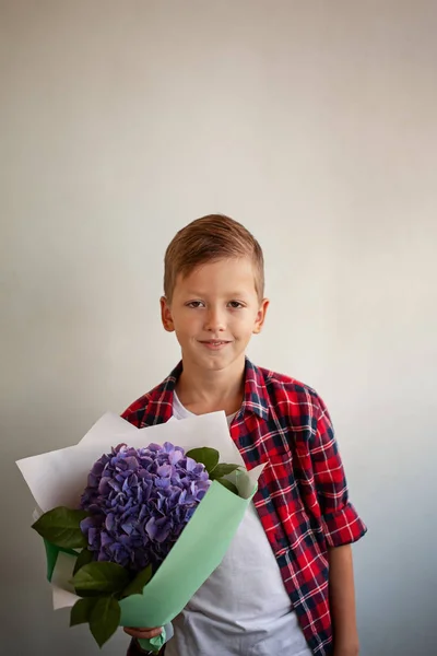 Ładny Chłopak Piękny Bukiet Kwiatów Hortensji — Zdjęcie stockowe