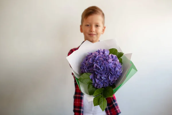 Niedlicher Junge Mit Einem Schönen Blumenstrauß Hortensie — Stockfoto