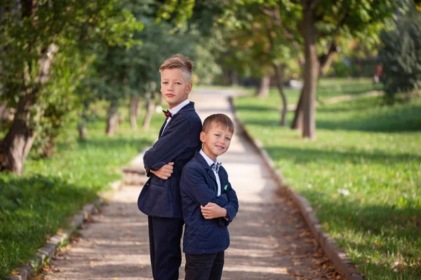 Happy Two Boys Standing Back Back Nature Background — Stock Photo, Image