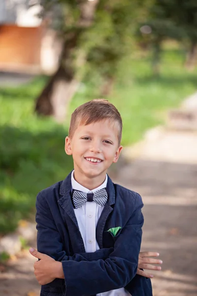 Portret Van Mode Kind Achtergrond Van Natuur Grappig Jongetje Jaar — Stockfoto