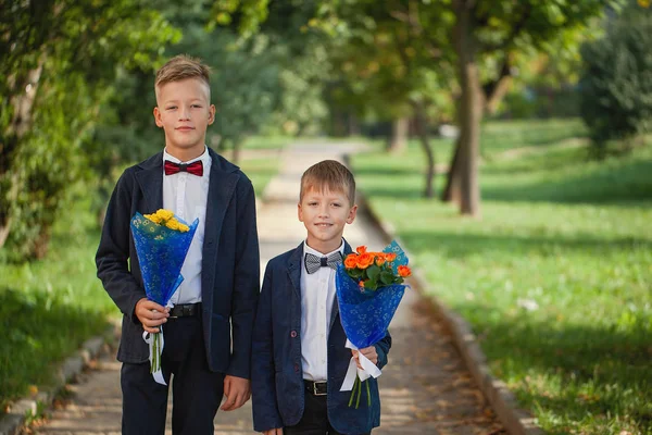 Two Adorable Boys Beautiful Bouquet Flowers Nature Background — Stock Photo, Image