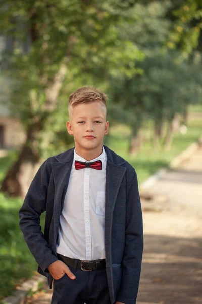 Portret Van Mode Kind Achtergrond Van Natuur Grappig Jongetje Jaar — Stockfoto