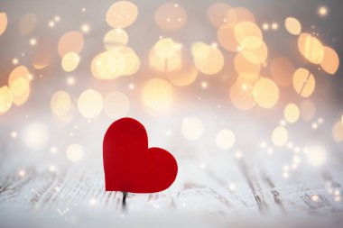 Boşaltmak bokeh zemin üzerine kırmızı kağıt kalp. Aşk ve Sevgililer günü kavramı