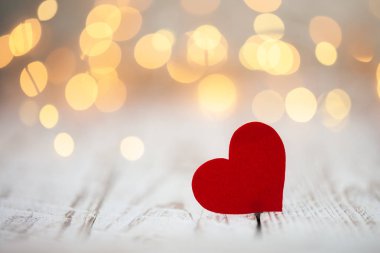 Boşaltmak bokeh zemin üzerine kırmızı kağıt kalp. Aşk ve Sevgililer günü kavramı