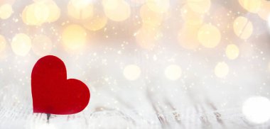 Boşaltmak bokeh zemin üzerine kırmızı kağıt kalp. Aşk ve Sevgililer günü kavramı