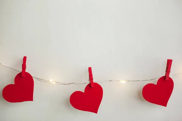 Κόκκινες Καρδιές Κρέμεται Από Γιρλάντα Φόντο Ημέρα Του Αγίου Βαλεντίνου — Φωτογραφία Αρχείου