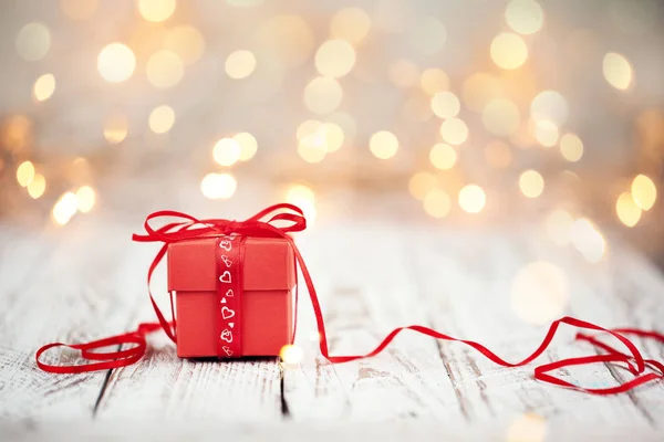 Rode Aanwezig Doos Met Rood Lint Papier Hart Houten Tafel — Stockfoto